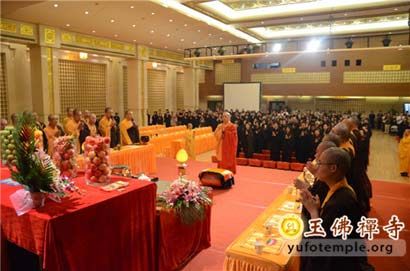 数百位信徒在寺院法师的带领下,恭诵地藏菩萨本愿功德经,随堂超荐、上供。 数百位信徒在寺院法师的带领下,恭诵地藏菩萨本愿功德经,随堂超荐、上供。