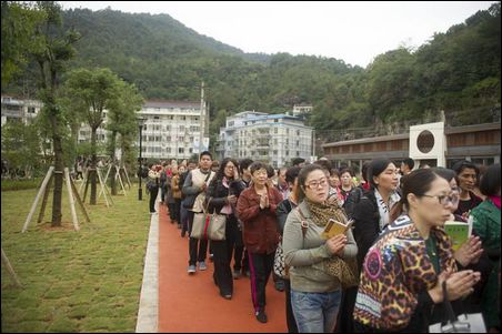 虔诚参与法会的上千余名信众,共同称念诸佛诸菩萨名号