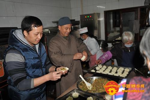 法师和发心的义工们一起做包子