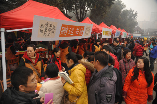 弘法利生部主题弘法展位人头攒动,人气爆棚 弘法利生部主题弘法展位人头攒动,人气爆棚
