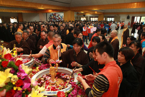 数千名信众前来参加浴佛祈福法会 数千名信众前来参加浴佛祈福法会