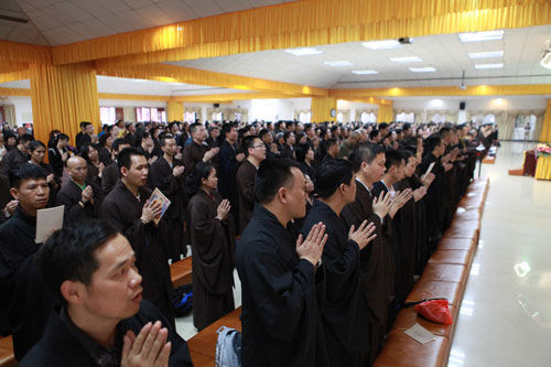 弘法寺经堂内虔诚皈依三宝的信众比肩继踵 弘法寺经堂内虔诚皈依三宝的信众比肩继踵