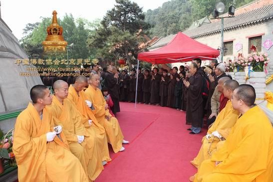 一早就为佛牙塔开放做好细致准备工作的法师们和护法居士 一早就为佛牙塔开放做好细致准备工作的法师们和护法居士