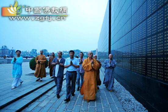 海涛法师在地震墙超拔遇难同胞.jpg