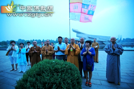 海涛法师与唐山众佛子在地震墙超拔遇难同胞.jpg