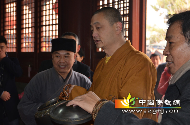 北京云居寺隆重举行药师佛铜钵安放法会.jpg