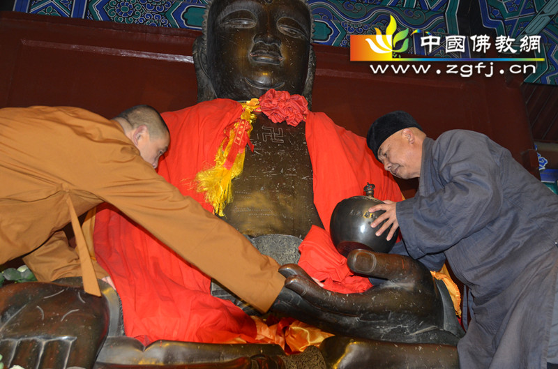 北京云居寺隆重举行药师佛铜钵安放法会.jpg