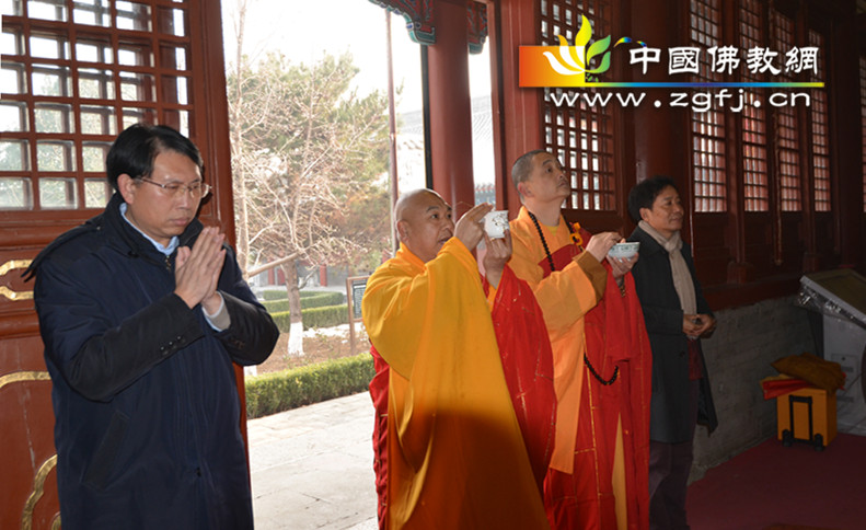 北京云居寺隆重举行药师佛铜钵安放法会.jpg