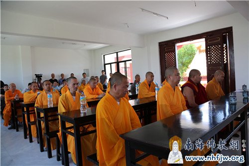 仪式现场 认真聆听的法师们  摄影：顿俊