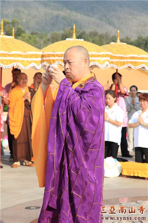 印顺大和尚持诵《大悲咒》,为法会洒净