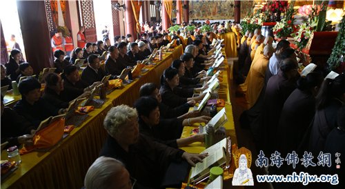 大众虔诚诵读大乘经典,积聚福慧资粮 摄影:邓银生