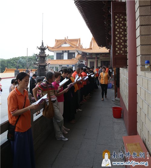 法会现场座无虚席,信众在殿外诵经 摄影:邓银生