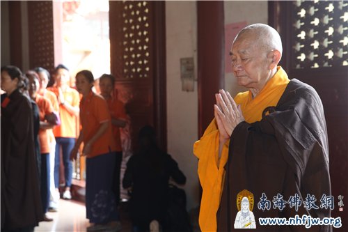 弘法寺首座一如长老领众诵经 摄影:邓银生