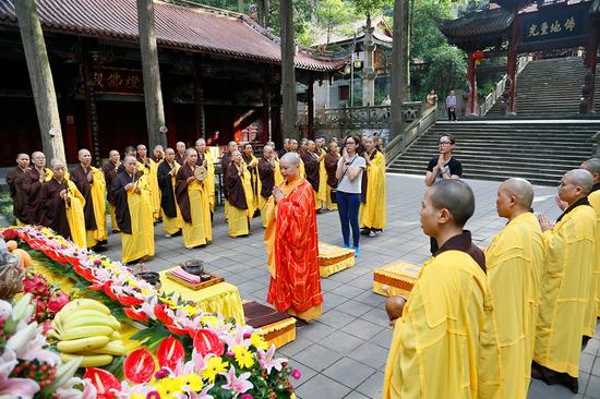 普照寺举行“天灯”祈福法会