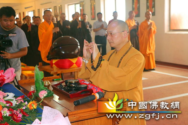 钟磐悠鸣,圣号嘹亮,幢幡宝盖高举