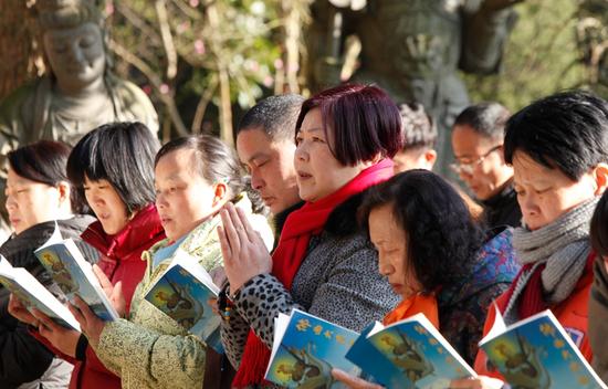 大众念诵《放生仪轨》,希望动物们远离被杀的命运,并获得真实的自在,摆脱生死的疲劳
