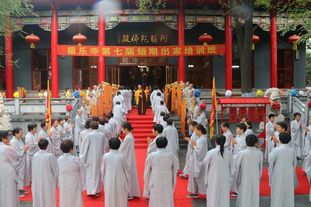 四百佛子同受戒  诸佛欢喜降甘霖