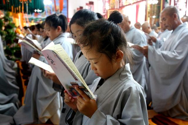 四百佛子同受戒  诸佛欢喜降甘霖