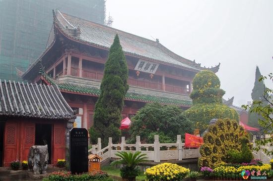 希望各位进入寺院,能以殷重之心,获得究竟实益,法喜自在!