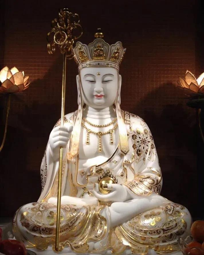 今日恭迎地藏王菩萨圣诞!祈愿众生永离一切苦厄,所愿悉皆圆满! 今日恭迎地藏王菩萨圣诞!祈愿众生永离一切苦厄,所愿悉皆圆满!