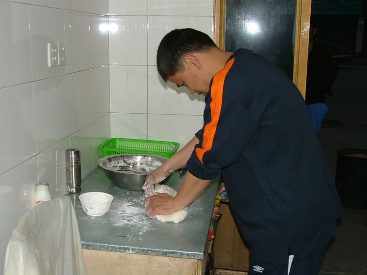 顾师傅亲自动手和面包饺子