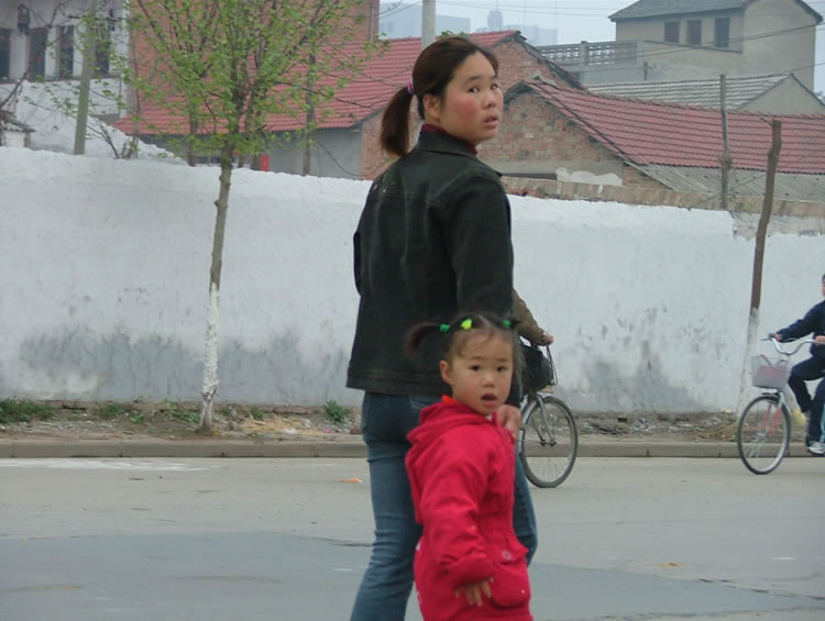 “是在拍我们吗？”