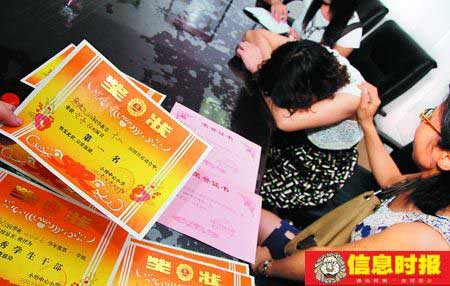 女儿的近10张奖状依然崭新，女儿的生命却危在旦夕，母亲陷入了无尽的悲痛之中。时报记者 巢晓 实习生 李细华 摄