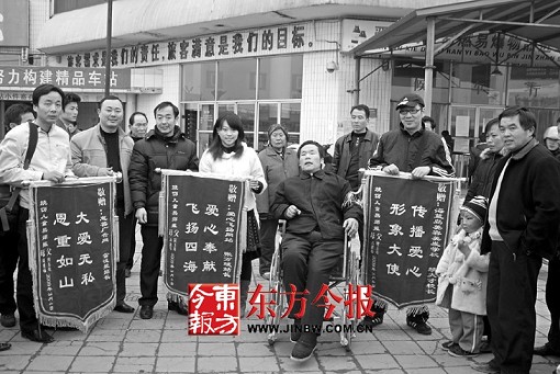 残疾男子通过网络募集10万元捐给30人