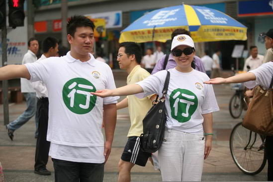 组图:志愿者在马路中央组成人体红绿灯