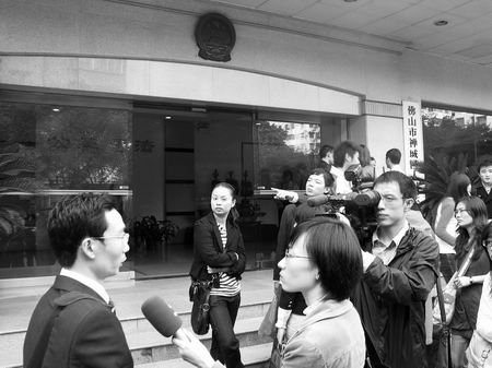 本案引起众多媒体关注,图为休庭期间媒体采访原告代理人。(首席记者刘忠图)