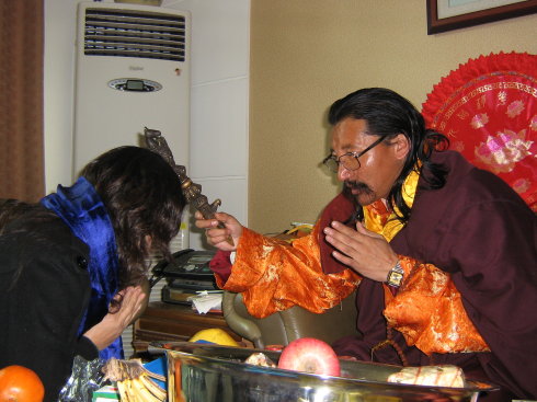 仁波切为那位"杀鸡"的女居士加持特尼仁波切为具缘众生遣除病障时