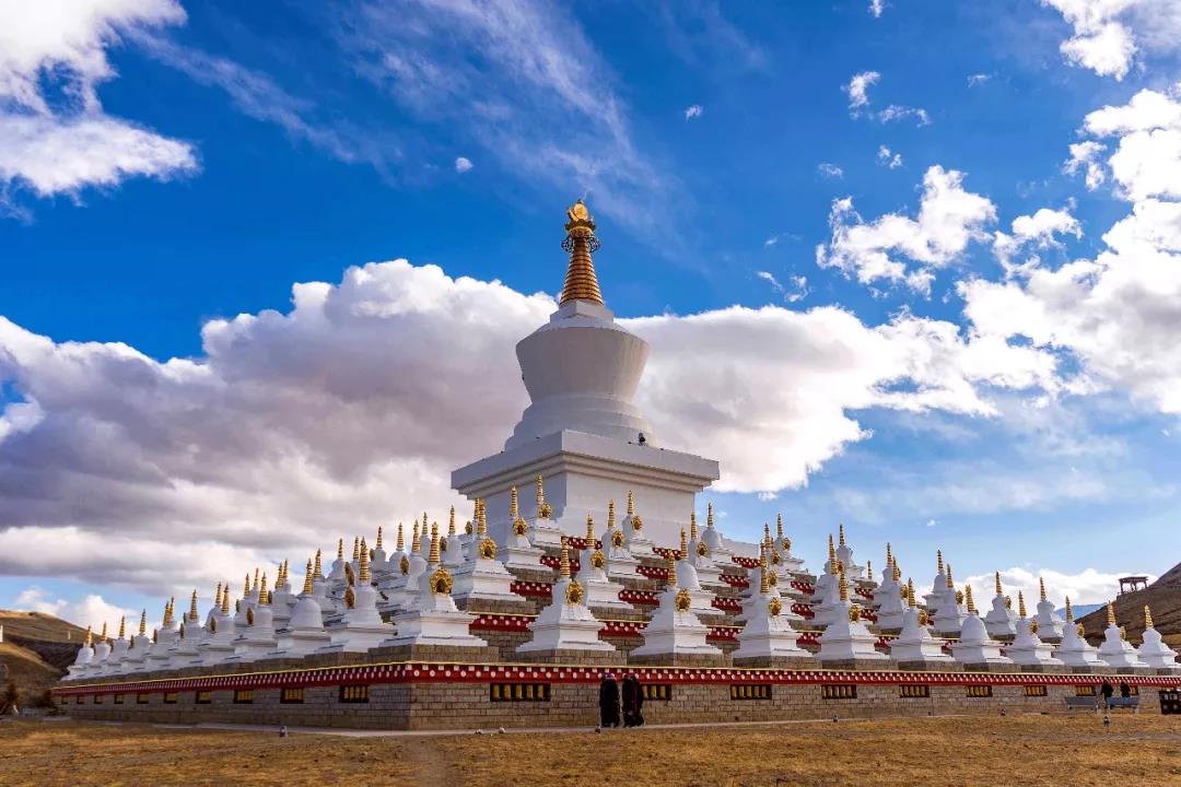 建议学员们在自家或办公处所贴上阿底峡防护佛塔咒图梭巴仁波切