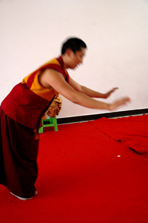 吉美仁波切示范磕大头红教