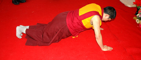 吉美仁波切示范磕大头红教