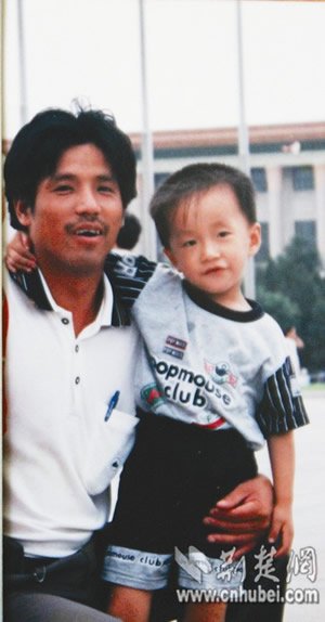 武汉建筑商送工钱路上全家遇难 弟弟代兄还债