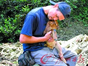遇难香港义工救人瞬间：双手力推四人自己被埋