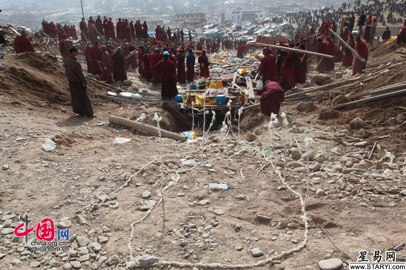 玉树地震千名遇难者集体火葬数百僧侣诵经超度