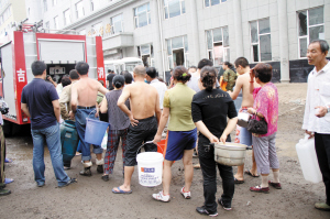 突如其来的山洪 令赵轻波夫妇失去一切