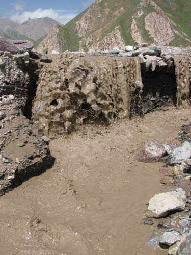 甘肃舟曲形成堰塞湖县城一半被淹(组图)