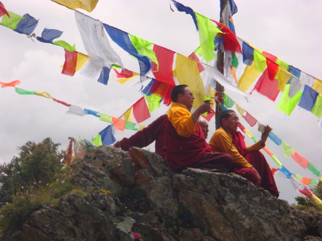 活佛在家乡的神山上做山净烟供