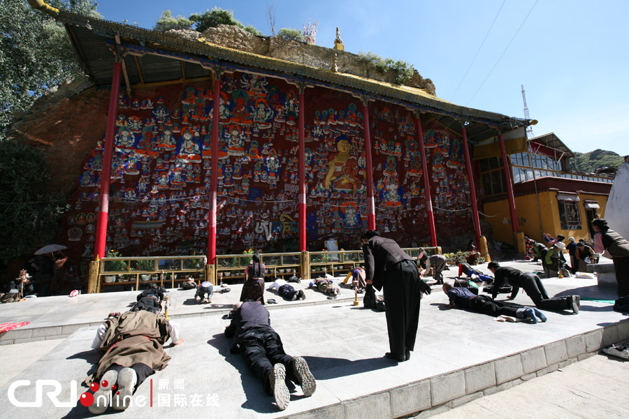 千佛崖虔诚朝拜者