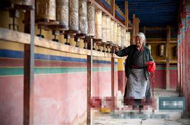 桑耶寺虔诚转经的老阿妈
