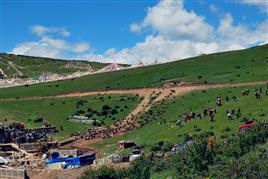 驴友近距离探秘藏区神秘天葬