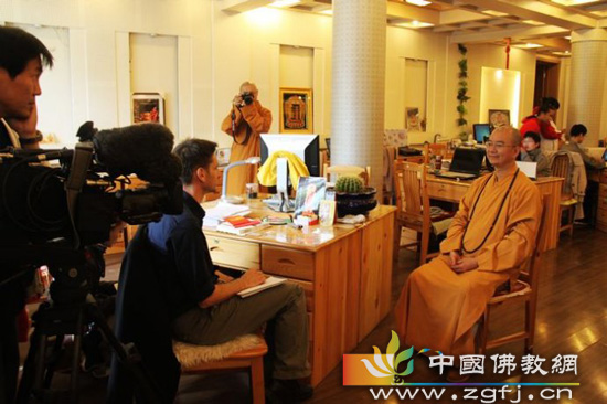 学诚法师接受英国广播公司(BBC)采访