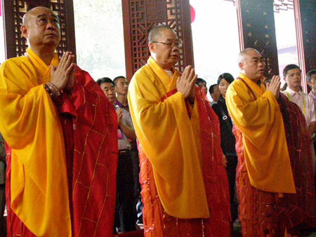 海内外千余信众齐聚南华禅寺拜六祖祈愿和平