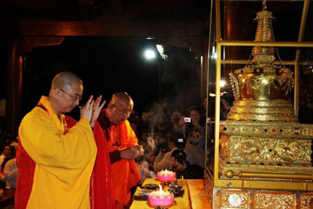 学诚副会长及祜巴龙庄勐副会长在启程法会上拈香供养佛牙舍利