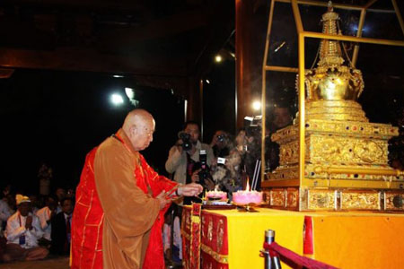 启程法会上传印会长拈香供养佛牙舍利