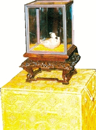 　　玻璃匣中藏有国宝佛牙舍利的飞天舍利盒