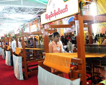 缅甸直桑岱点灯节举行传统织袈裟比赛