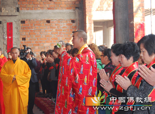 无锡崇圣寺举行三殿上梁庆典 仁智法师洒净